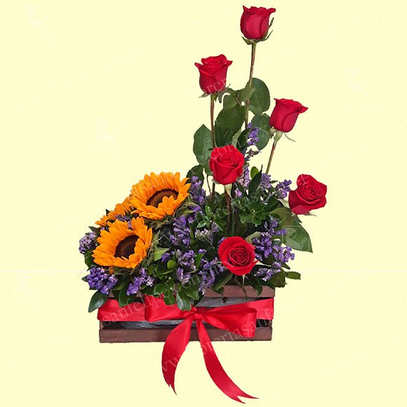 Canasta de Rosas y Girasoles